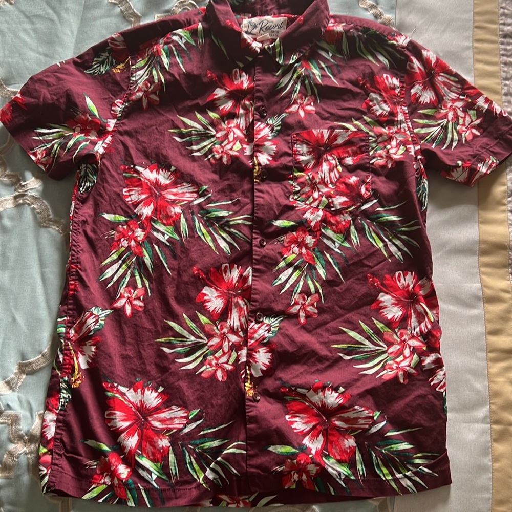 The Resort Shirt! Aeropostale mens size small. Looks great in summer pictures!!!